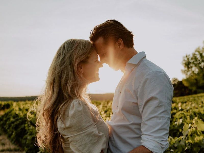 Couple amoureux pour une demande en mariage dans les vignes provençales